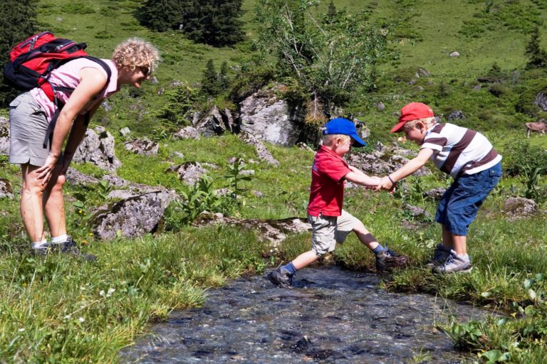 Familienwanderung in den Tiroler Bergen