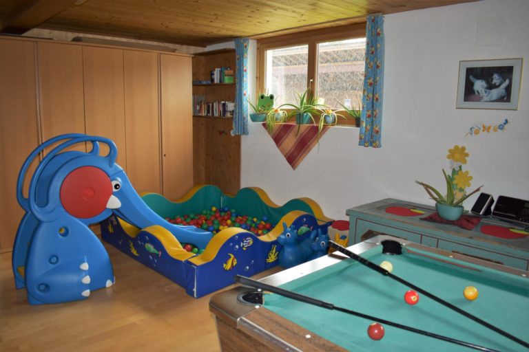 Spieleraum mit Bällebad und Billard